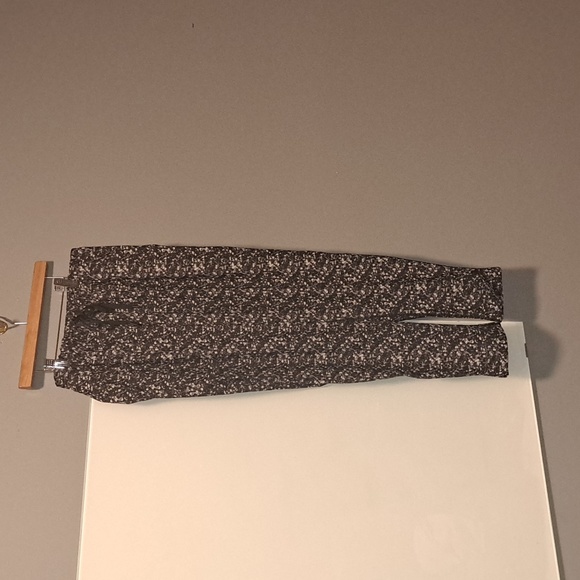 Lululemon jet crop, size small - Picture 2 of 8